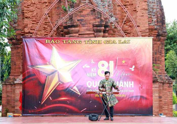 Chương trình gồm nhiều tiết mục đặc sắc, thể hiện tình yêu quê hương, đất nước. (Ảnh: Phan Hiếu).