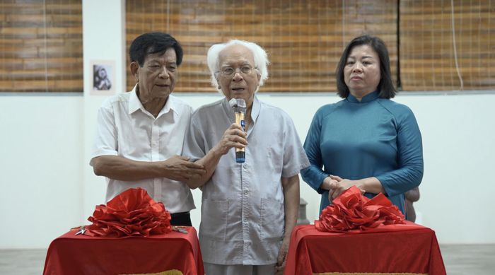 Nhà điêu khắc Tạ Quang Bạo phát biểu tại sự kiện.