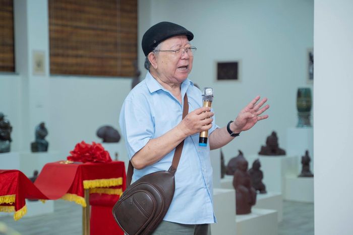 Họa sĩ, NSND Doãn Châu, nguyên Giám đốc Nhà hát Kịch Việt Nam đánh giá cao các tác phẩm của Nguyễn Lưu ở cả tạo hình, dáng tượng và chất liệu.