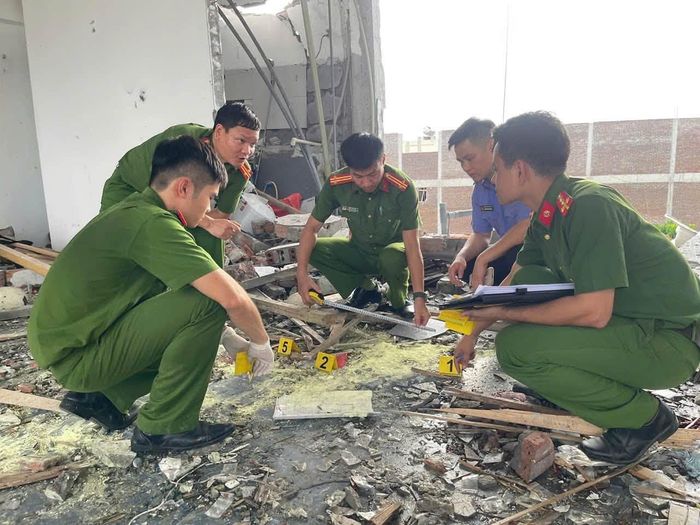 Qua công tác khám nghiệm, lực lượng chức năng phát hiện tại hiện trường còn sót lại nhiều vỏ pháo và pháo nổ thành phẩm.