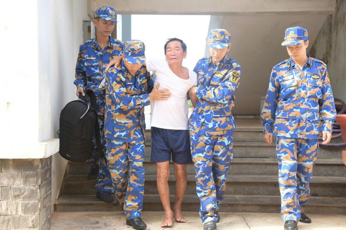 Cán bộ, chiến sĩ đưa ngư dân về nơi nghỉ ngơi.