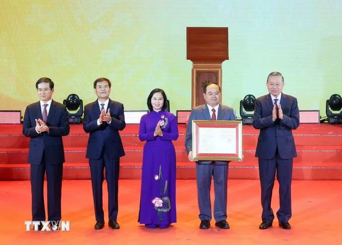 Tổng Bí thư, Chủ tịch nước Tô Lâm trao Nghị quyết của Quốc hội về việc thành lập thành phố Quảng Ninh sáng 28/8/2026. Ảnh: TTXVN.