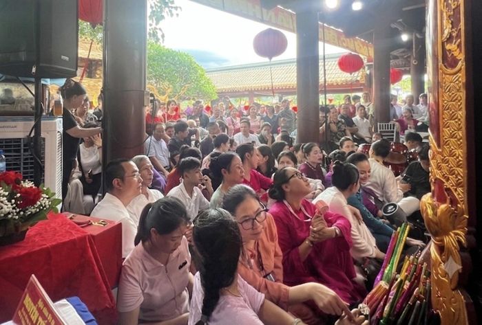 Chương trình Giao lưu thực hành Tín ngưỡng thờ Mẫu tại Đền Bảo Hà thu hút đông đảo người dân và du khách đến tham dự, trải nghiệm không gian văn hóa tín ngưỡng truyền thống