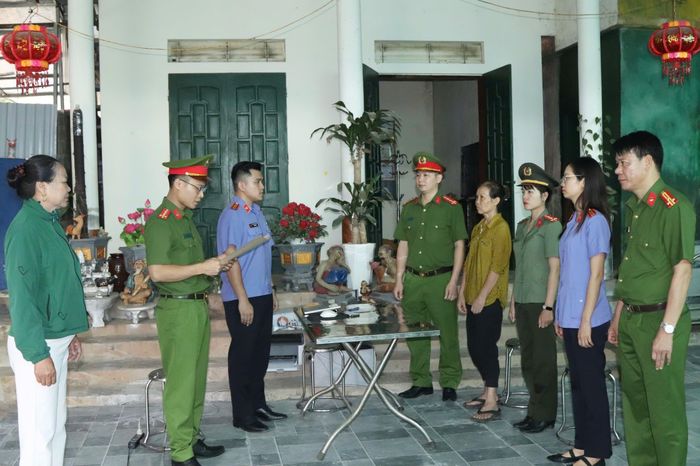 Đọc lệnh bắt tạm giam đối với Tưởng Thị Hoè. Ảnh: Công an Sơn La cung cấp