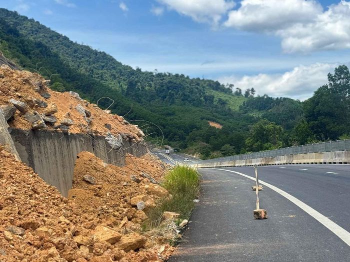 Hiện hơn 20 điểm sạt trượt đang được triển khai xử lý đồng loạt. Các vị trí sạt lở taluy phía trên cơ bản đã được khắc phục, trong khi những hạng mục còn lại tiếp tục được đẩy nhanh tiến độ.