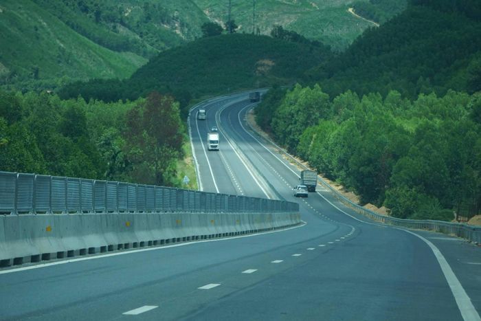 Hoàn chỉnh đoạn tuyến có ý nghĩa lớn đối với mạng lưới giao thông khu vực. Khi năng lực vận tải được nâng lên, doanh nghiệp có thêm điều kiện tối ưu hóa thời gian và chi phí logistics; người dân thuận lợi hơn trong đi lại; hoạt động du lịch, thương mại và dịch vụ có thêm dư địa phát triển.