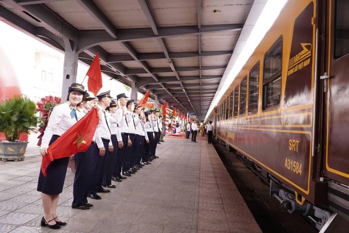 Tuyến tàu du lịch Phong Nha - Cố đô Huế không chỉ là sự kiện văn hóa – xã hội nổi bật, mà còn là minh chứng rõ nét cho mô hình kinh tế tuần hoàn, dịch vụ xanh và liên kết vùng bền vững.