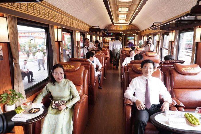 Chuyến tàu vận hành dịp khai trương có 306 khách với 5 toa 56 ghế xoay và 1 toa VIP 26 ghế.