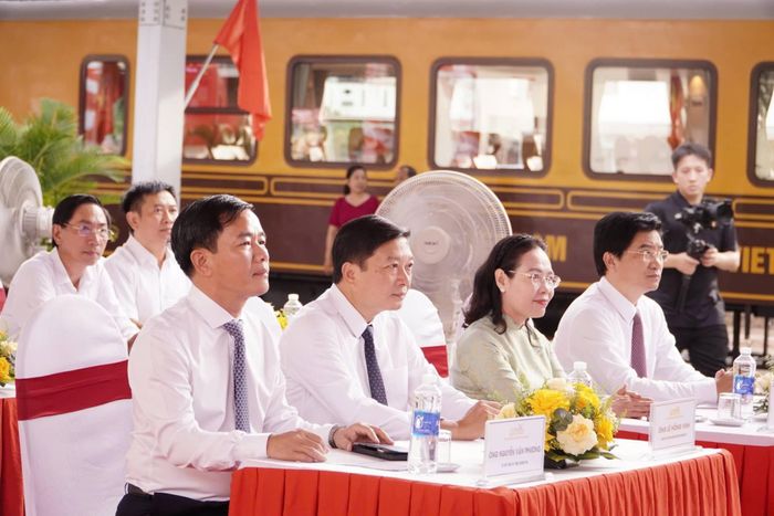 Bí thư Tỉnh ủy Nguyễn Văn Phương (áo trắng, đấu tiên, bên trái) và Chủ tịch UBND tỉnh Lê Hồng Vinh (áo trắng, thứ 2, bên trái) tham dự lễ khai trương.