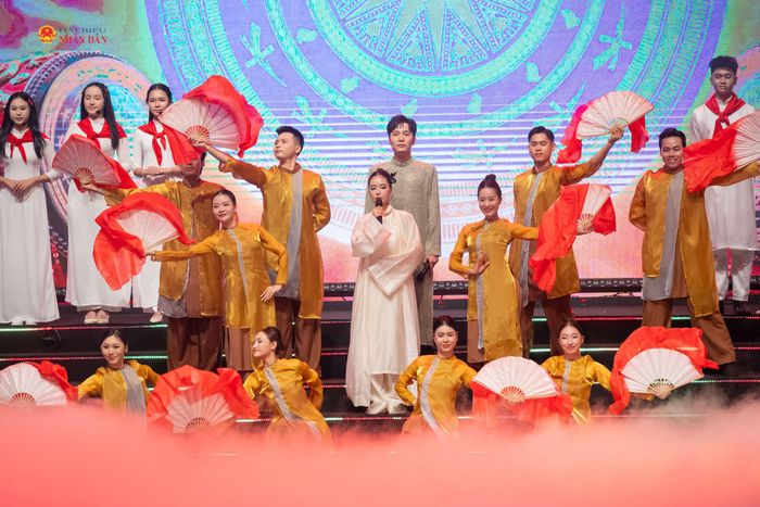 Ca nương Kiều Anh biểu diễn tiết mục "Đất nước lời ru". Ảnh: Phạm Thắng