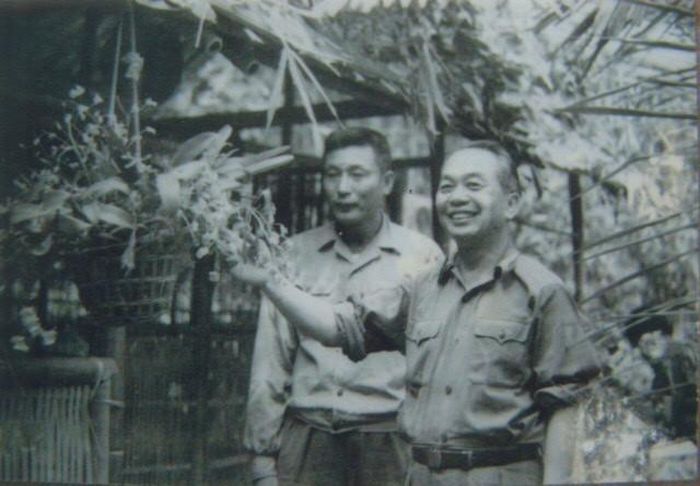 Trung tướng Đồng Sỹ Nguyên và Đại tướng Võ Nguyên Giáp. Nguồn: Ảnh tư liệu do gia đình Bộ trưởng Đồng Sỹ Nguyên và Bộ trưởng Bùi Danh Lưu cung cấp.