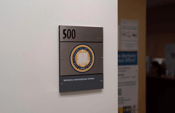 Văn phòng sinh viên quốc tế củaUC Berkeley cho biết sẽ tham vấn các chuyên gia pháp lý để xây dựng quy trình mới phù hợp với các yêu cầu của chính phủ liên bang. Ảnh: Joe Zheng
