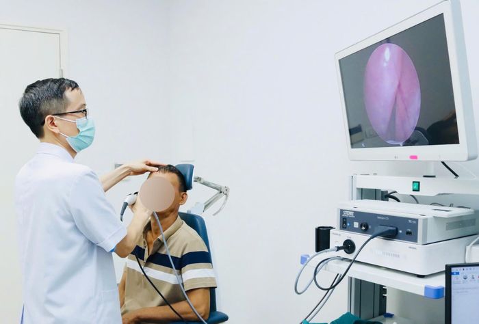 Bác sĩ thực hiện thủ thuật lấy dị vật cho người bệnh. Ảnh: BVCC