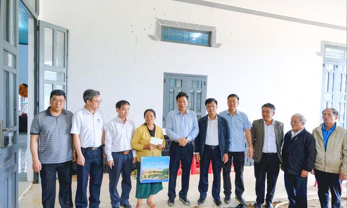 Phó Bí thư Tỉnh ủy, Chủ tịch HĐND tỉnh Lâm Đồng Lưu Văn Trung cùng đoàn công tác thăm, kiểm tra tình hình mưa lũ và tặng quà động viên các gia đình bị thiệt hại tại xã D’ran. Ảnh: Hoàng Sa