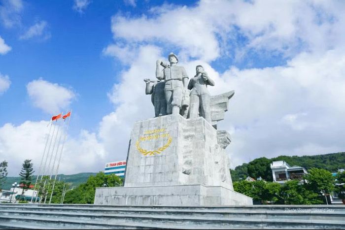 Tượng đài “Vinh quang thợ mỏ Việt Nam” tôn vinh những người con ưu tú Đất mỏ đã có những cống hiến lớn lao trong sự nghiệp bảo vệ và xây dựng đất nước. Ảnh: Q.M.G