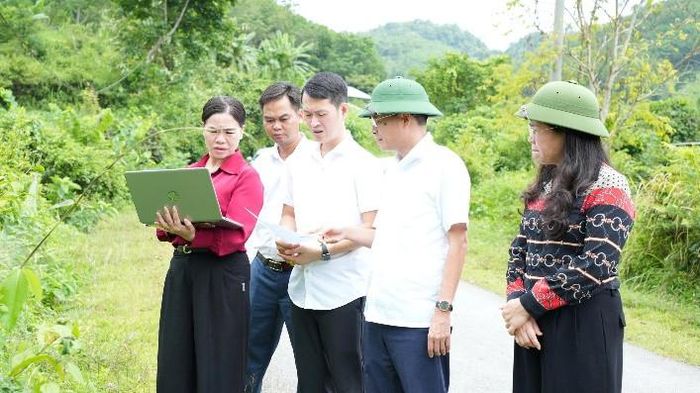 Tổ công tác số 4 của Đoàn giám sát HĐND tỉnh Thái Nguyên về công tác quản lý đất đai trên địa bàn khảo sát thực tế tại thửa đất chuyển đổi mục đích sử dụng đất. Ảnh: Vũ Vân