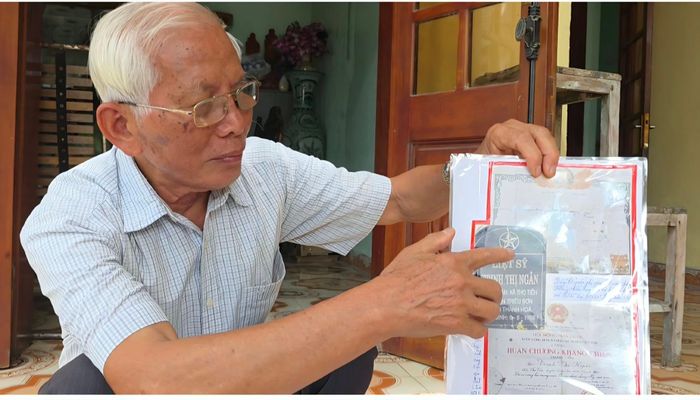 Cựu chiến binh Lê Reo hiện lưu giữ rất nhiều tư liệu quý có thể phục vụ công tác đối sánh để xác định chính xác danh tính liệt sĩ tại hai nghĩa trang quốc tế Anh Sơn (Nghệ An) và Đồng Tâm (Thanh Hóa). Ảnh: Phương Giang