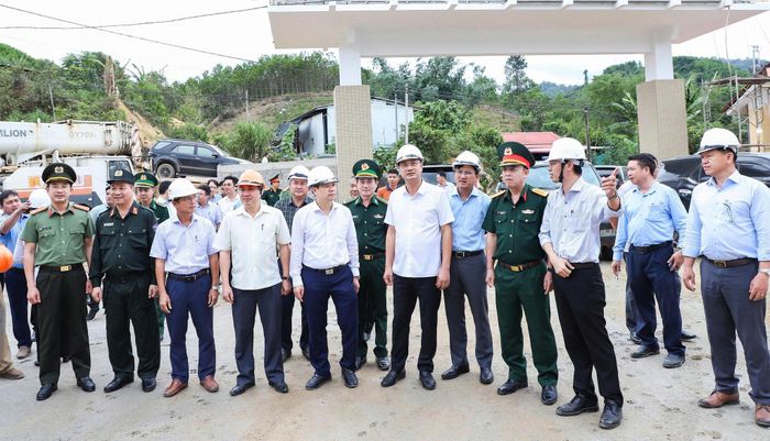 Đoàn công tác của Bí thư Thành ủy, Trưởng đoàn ĐBQH thành phố Đà Nẵng Lê Ngọc Quang kiểm tra tiến độ các trường biên giới. Ảnh: Tấn Tài