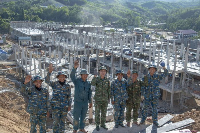 Những ngôi trường vùng biên đang dần hình thành dưới bàn tay của người lính. Ảnh: Văn Chương