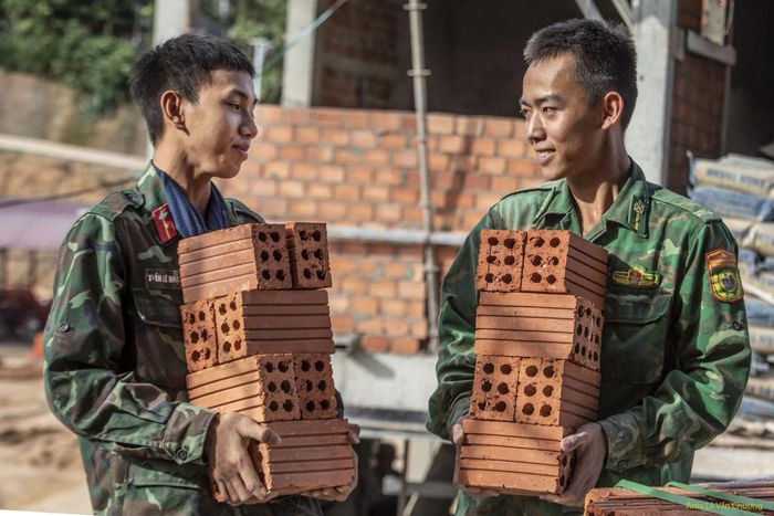 Nụ cười người lính trên công trường xây dựng trường học vùng biên cương. Ảnh: Văn Chương