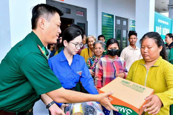 Ban tổ chức tổ chức trao tặng các nhu yếu phẩm đến người dân trong "Gian hàng 0 đồng". Ảnh: Văn Long