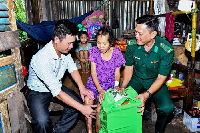 Ban tổ chức tổ chức đến tận nhà trao quà cho các hộ gia đình có hoàn cảnh khó khăn vùng sâu vùng xa. Ảnh: Văn Long