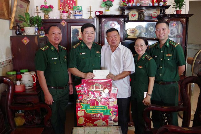 Chỉ huy trưởng BĐBP tỉnh An Giang, Đại tá Phạm Văn Thắng (thứ 2 bên trái) thăm tặng quà Anh hùng LLVT Kiều Văn Niết. Ảnh; Thu Ngân