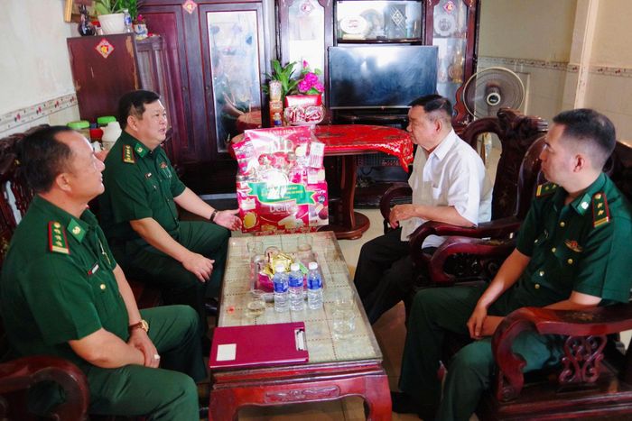 Đoàn công tác BĐBP tỉnh An Giang thăm hỏi gia đình chính sách. Ảnh: Thu Ngân