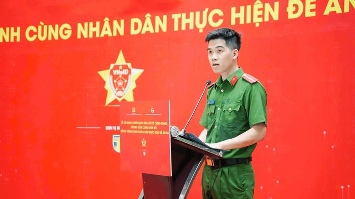Thiếu úy Lò Minh Thuận, đại diện Đoàn Thanh niên C06 phát biểu tại Lễ ra quân "Mùa hè số cùng VNeID". Ảnh: Trung Kiên