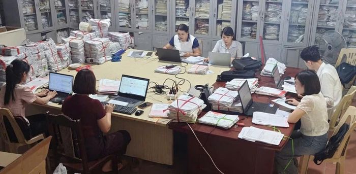 Cán bộ chuyên môn rà soát, chuẩn hóa dữ liệu đất đai, tạo nền tảng tích hợp Giấy chứng nhận quyền sử dụng đất trên VNeID. Ảnh: C06