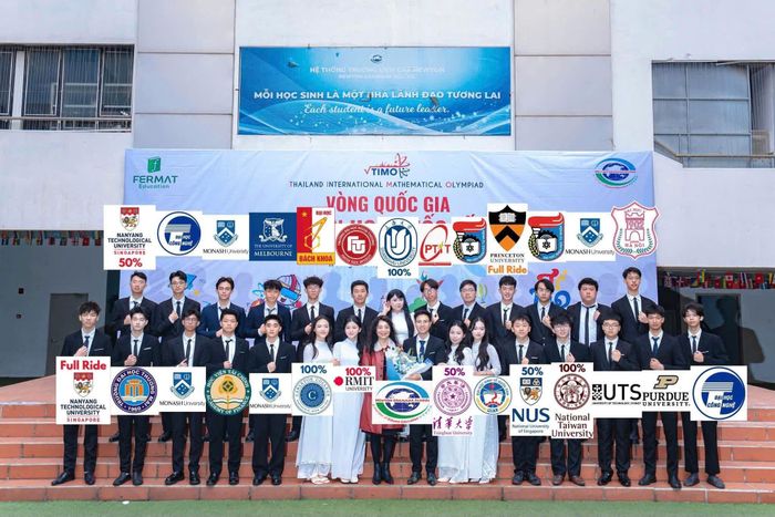 Tập thể lớp 12G0 với các thành tích trúng tuyển đại học trong nước và quốc tế. Ảnh: NTCC