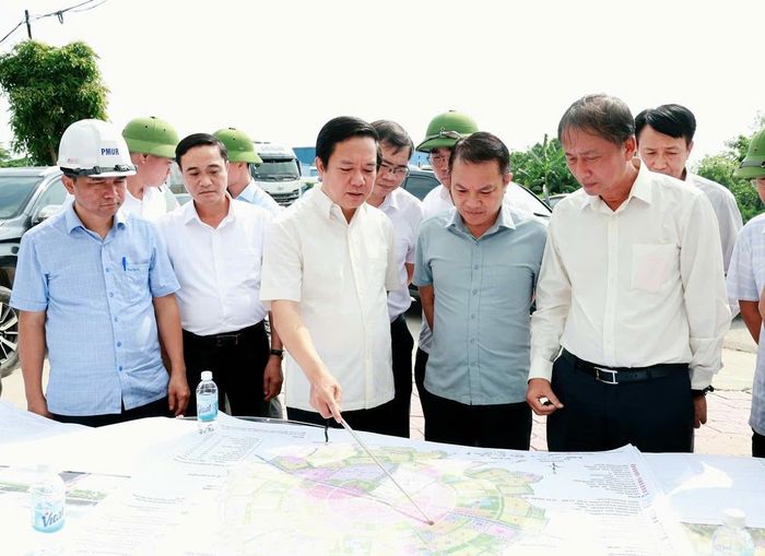 Ủy viên Trung ương Đảng, Bí thư Tỉnh ủy Phạm Quang Ngọc cùng đoàn công tác kiểm tra thực địa dự án tuyến đường sắt Lào Cai - Hà Nội - Hải Phòng (đoạn qua xã Lạc Đạo). Ảnh: Minh Hiếu