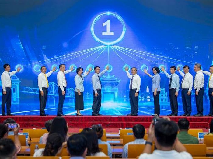 Các đại biểu thực hiện nghi thức Khởi công dự án cải tạo, phát huy giá trị khu vực Hồ Tây