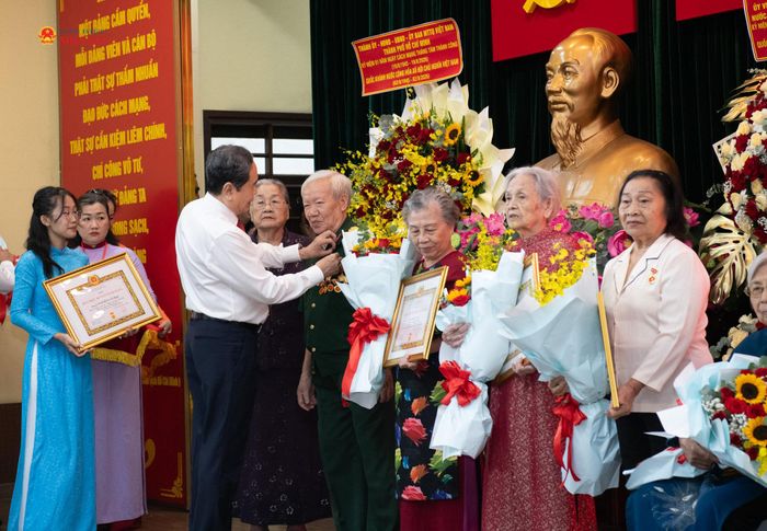 Chủ tịch Quốc hội Trần Thanh Mẫn trao tặng Huy hiệu 65 năm, 60 năm tuổi Đảng cho các đảng viên thuộc Đảng bộ Thành phố Hồ Chí Minh