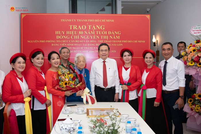 Chủ tịch Quốc hội Trần Thanh Mẫn tặng hoa chúc mừng Đảng viên 80 năm tuổi Đảng Nguyễn Thị Năm