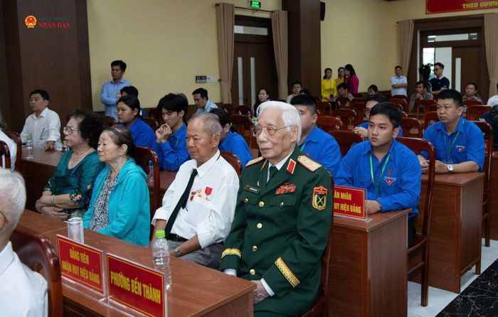 Các đại biểu dự buổi lễ