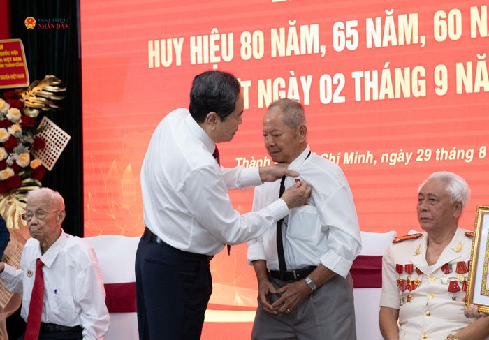 Chủ tịch Quốc hội Trần Thanh Mẫn trao tặng Huy hiệu 65 năm, 60 năm tuổi Đảng cho các đảng viên thuộc Đảng bộ Thành phố Hồ Chí Minh