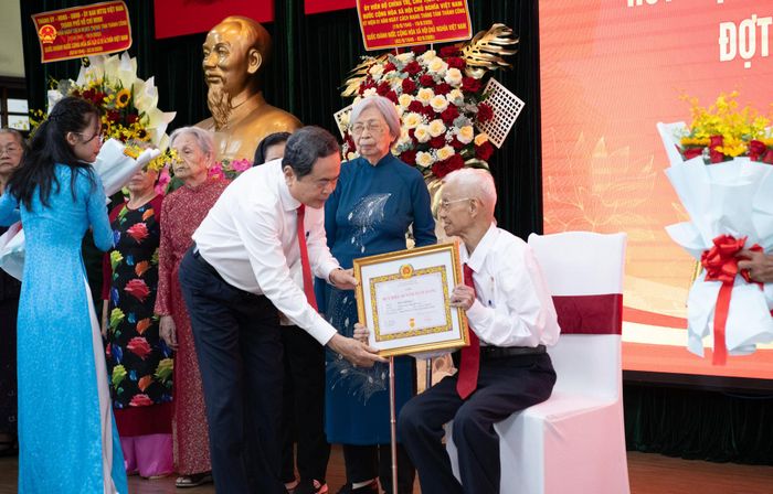 Chủ tịch Quốc hội Trần Thanh Mẫn trao tặng Huy hiệu 65 năm, 60 năm tuổi Đảng cho các đảng viên thuộc Đảng bộ Thành phố Hồ Chí Minh