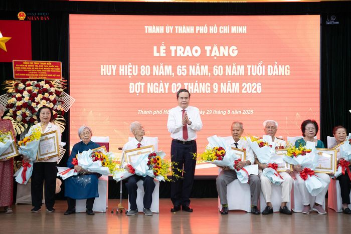Chủ tịch Quốc hội Trần Thanh Mẫn trao tặng Huy hiệu 65 năm, 60 năm tuổi Đảng cho các đảng viên thuộc Đảng bộ Thành phố Hồ Chí Minh