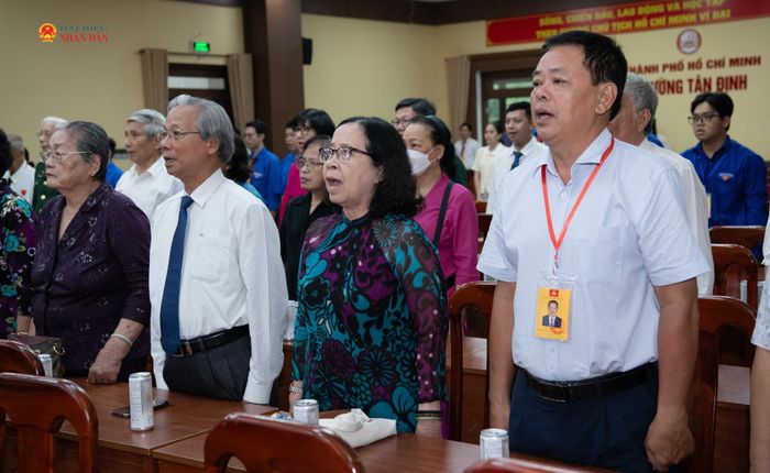 Các đại biểu thực hiện nghi lễ chào cờ
