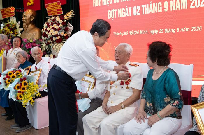 Chủ tịch Quốc hội Trần Thanh Mẫn trao tặng Huy hiệu 65 năm, 60 năm tuổi Đảng cho các đảng viên thuộc Đảng bộ Thành phố Hồ Chí Minh