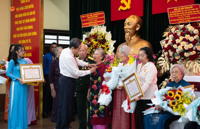 Chủ tịch Quốc hội Trần Thanh Mẫn trao tặng Huy hiệu 65 năm, 60 năm tuổi Đảng cho các đảng viên thuộc Đảng bộ Thành phố Hồ Chí Minh