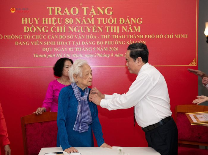 Chủ tịch Quốc hội Trần Thanh Mẫn trao Huy hiệu 80 năm tuổi Đảng tặng đảng viên lão thành Nguyễn Thị Năm