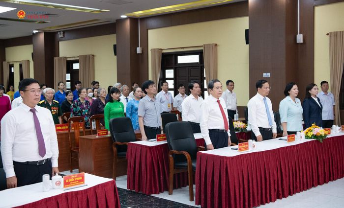 Chủ tịch Quốc hội Trần Thanh Mẫn và các đại biểu thực hiện nghi lễ chào cờ