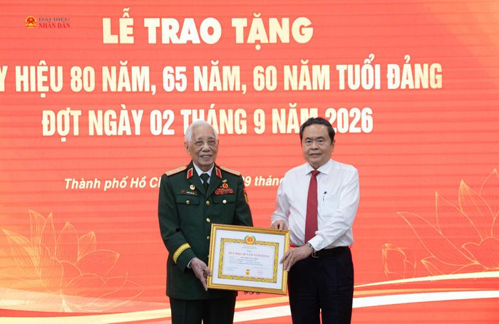 Chủ tịch Quốc hội Trần Thanh Mẫn trao Huy hiệu 80 năm tuổi Đảng tặng đảng viên lão thành Nguyễn Văn Thái