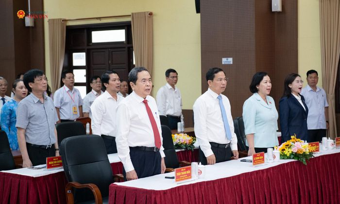 Chủ tịch Quốc hội Trần Thanh Mẫn và các đại biểu thực hiện nghi lễ chào cờ