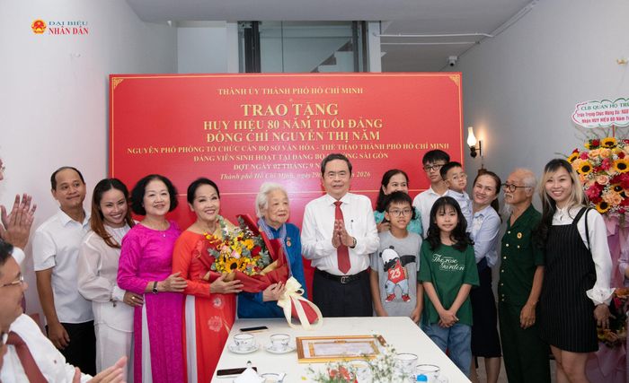 Chủ tịch Quốc hội Trần Thanh Mẫn tặng hoa chúc mừng Đảng viên 80 năm tuổi Đảng Nguyễn Thị Năm