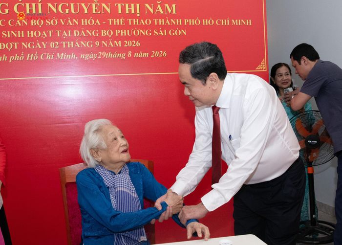 Chủ tịch Quốc hội Trần Thanh Mẫn với Đảng viên 80 năm tuổi Đảng Nguyễn Thị Năm