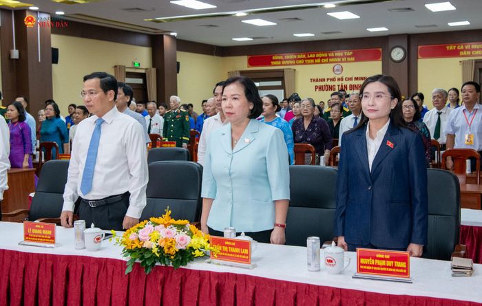 Tổng Thư ký Quốc hội, Chủ nhiệm Văn phòng Quốc hội Lê Quang Mạnh và các đại biểu thực hiện nghi lễ chào cờ