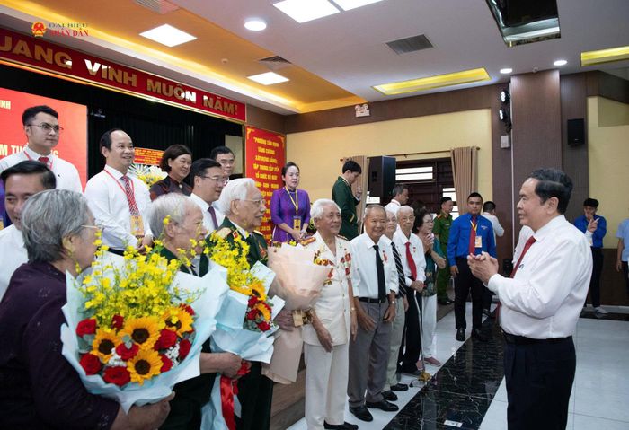 Chủ tịch Quốc hội Trần Thanh Mẫn chúc mừng các Đảng viên nhận Huy hiệu 80, 65 năm, 60 năm tuổi Đảng